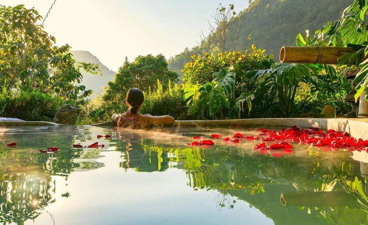 腾冲火山热海游  浴谷温泉坐落在景区出口处,依山而建,整个浴谷总共