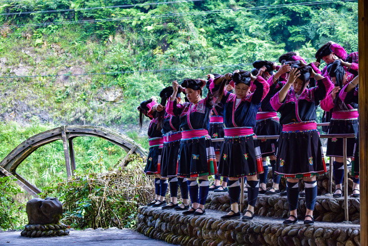 梦萦千古情 世界长发第一村——黄洛瑶寨 红瑶族女子喜穿卓红色的衣服