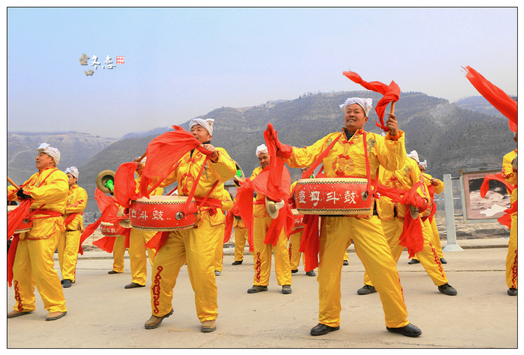 12月26日,壶口瀑布岸边响起了震耳欲聋的锣鼓声和高亢的陕北民歌