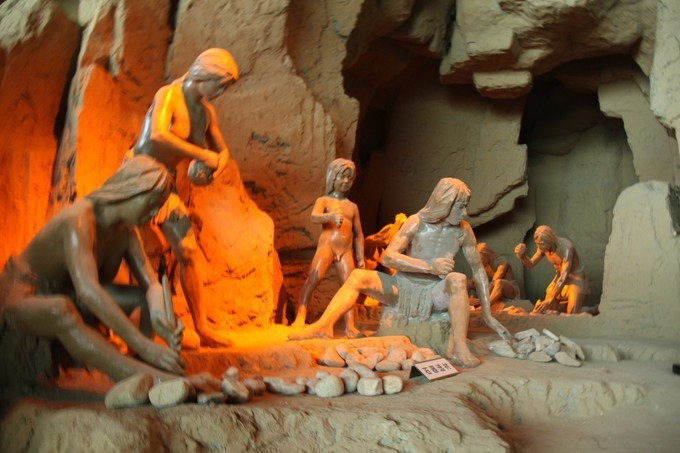 进入景区第一站是遗址博物馆,展示古人类生产生活场景.