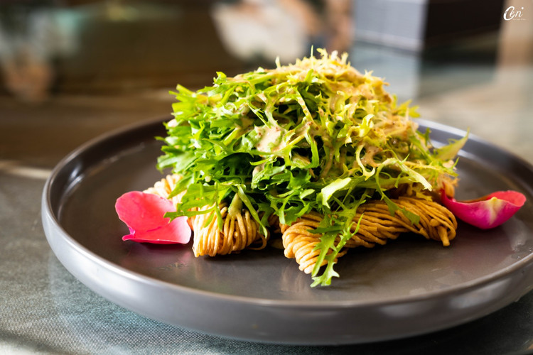 苏北地区特有的馓子,搭配苦菊一起吃,非常的爽口,酥酥脆脆.