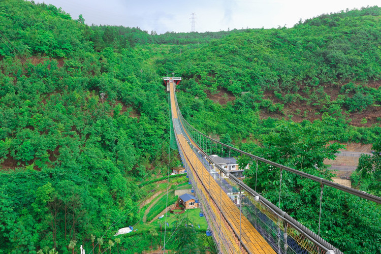 走过情人桥后不多久,一座远远望去,就能看到中间是"镂空"的玻璃桥出现
