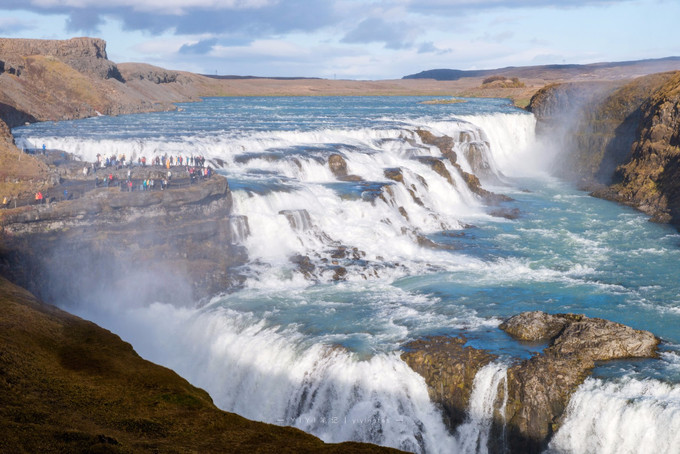 瀑布的水流倾泻而下,水蒸气弥漫在空中,在阳光的照射下就能看到彩虹从