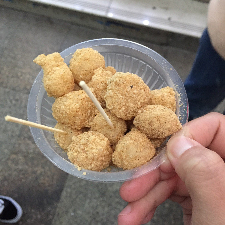 街边小推车卖的糍粑,特别好吃!三块钱一小碗大约二十个. 解放碑小吃街