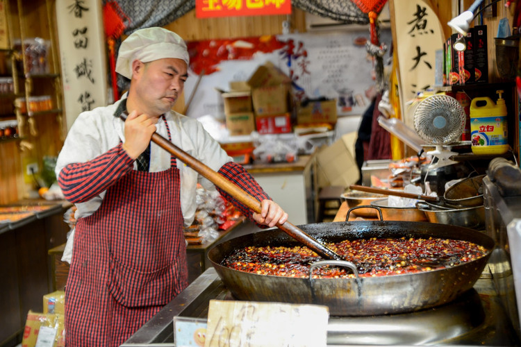 这样玩在磁器口可以找到抽丝,制糖,川戏等传统表演项目和各种传统小吃
