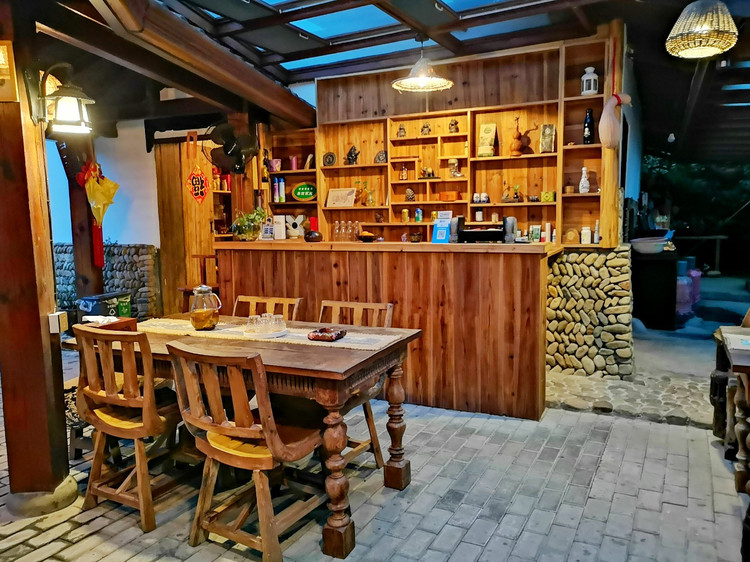 龙游慢旅行,遇竹林深处人家 民宿主手指向前方的一大片空地,说不久