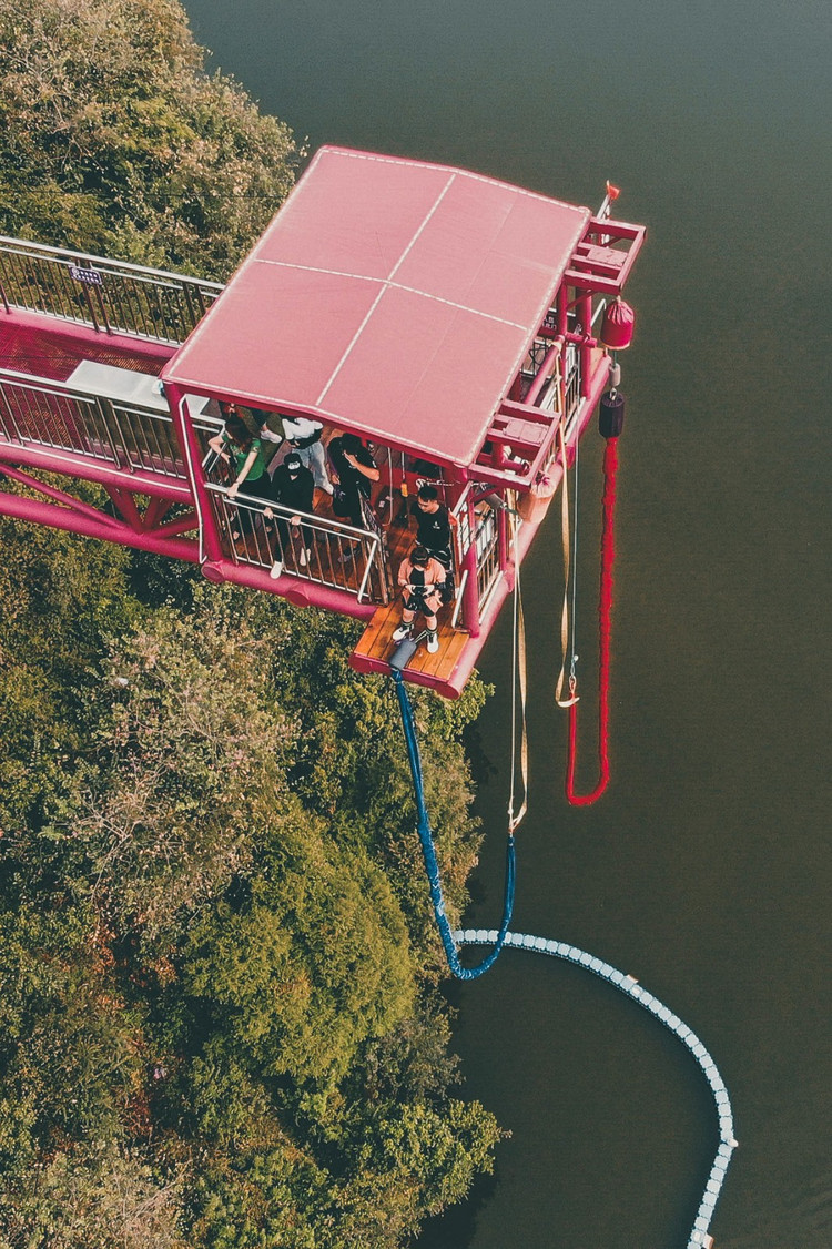 打卡英德宝晶宫岭南之美虽然已经玩过多种高空惊险游玩项目,但蹦极却