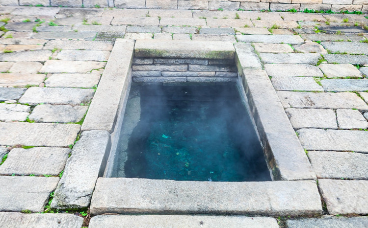 温汤镇内有两口温泉井,当地人称古井公园内的井是老古井,规模不大