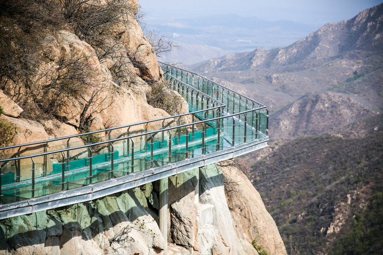 大黑山的玻璃栈道也许不是最险的,不是最长的,但在这座辽西的山里,它