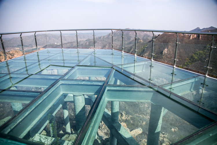 大黑山的玻璃栈道也许不是最险的,不是最长的,但在这座辽西的山里,它