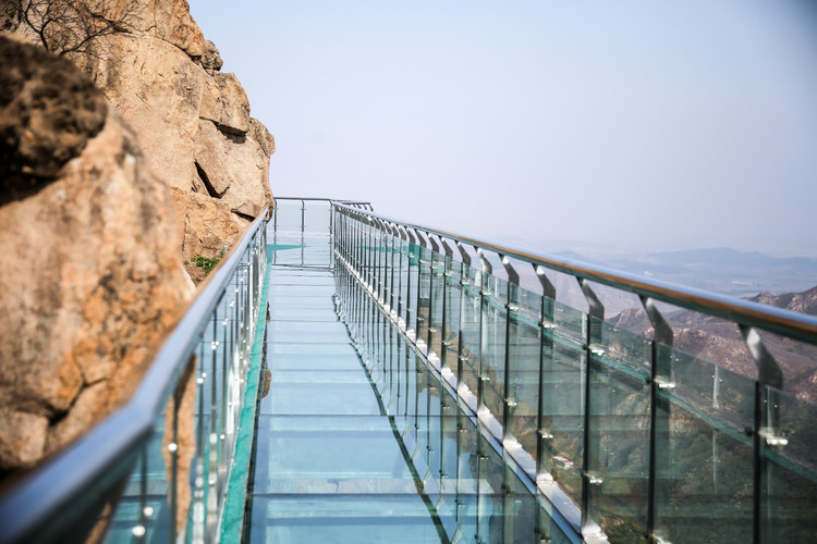 大黑山的玻璃栈道也许不是最险的,不是最长的,但在这座辽西的山里,它