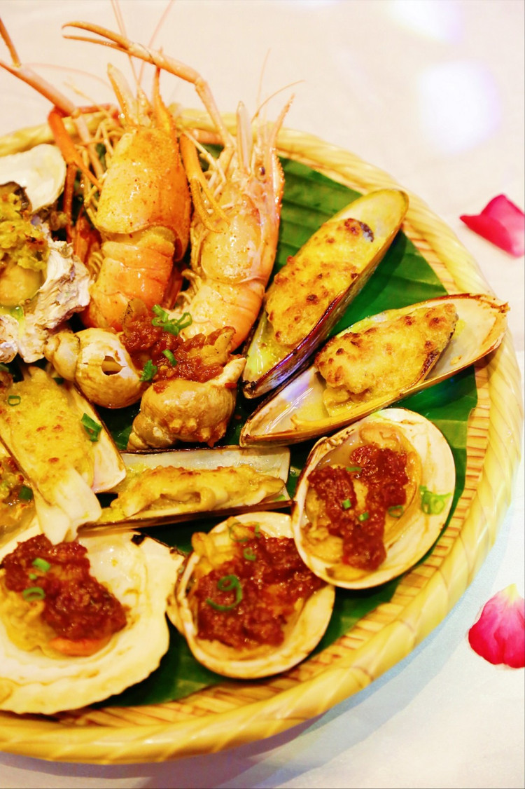 炭烧海鲜拼盘 来到餐厅必点的一道菜式,不光是颜值高,摆盘也十分精致