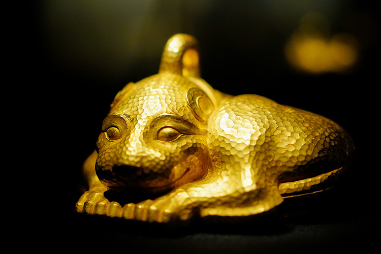 辽宁博物馆的这个花树状金步摇冠反映了魏晋南北朝时期鲜卑族喜欢用