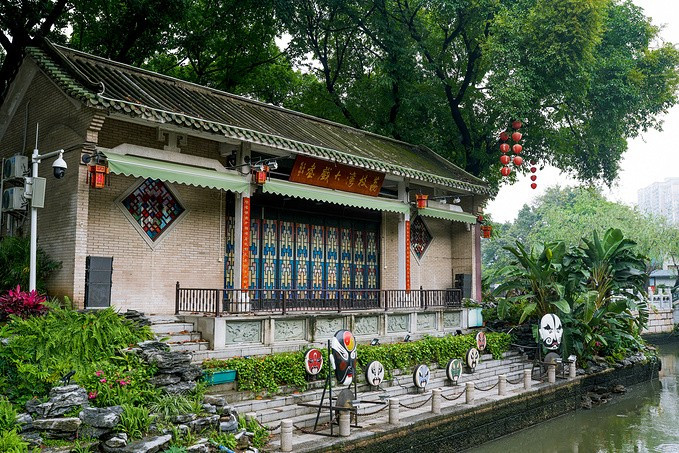 西关小姐"的说法,代表着权贵的东山与财富的西关,是广州历史文化的