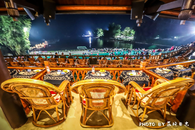 住在风景里,与山水为伴,桂林度假新玩法 印象刘三姐观众席由绿色梯田