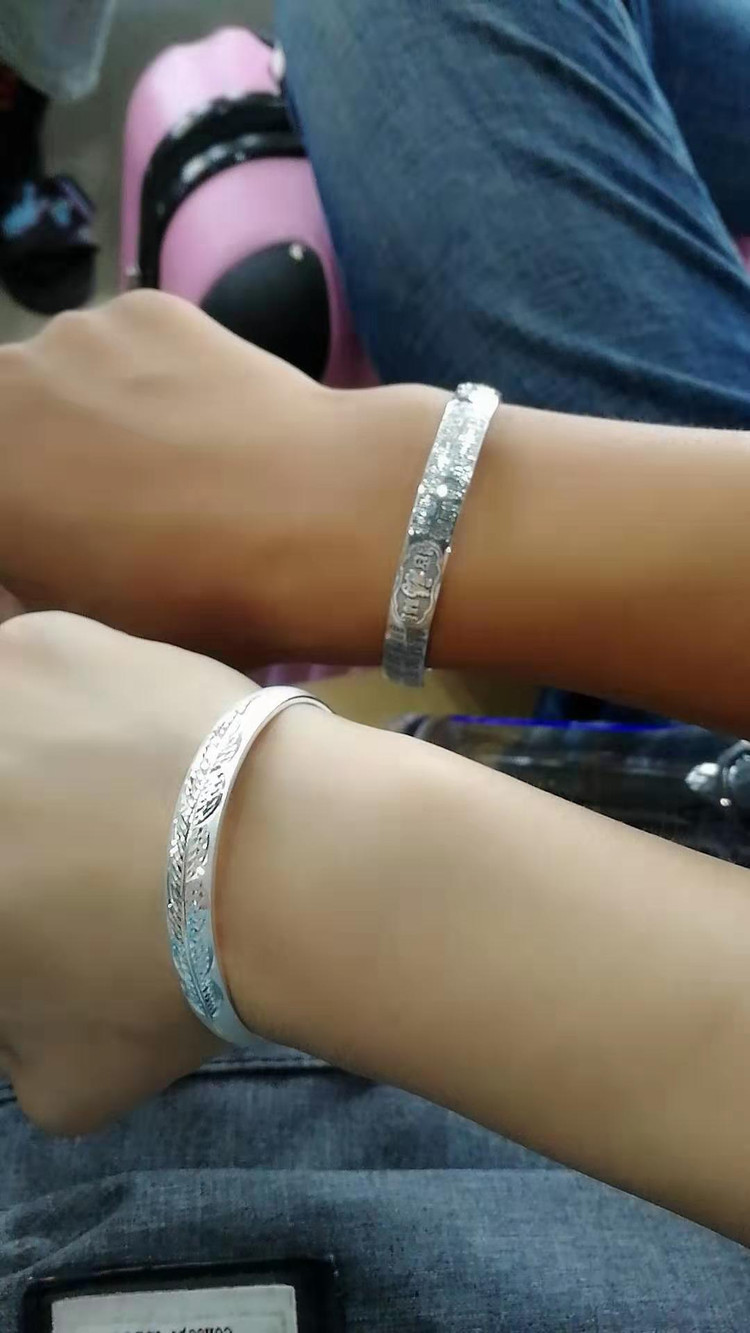 可以"吃"的银,据说这边的习俗是右手戴银,左手戴玉
