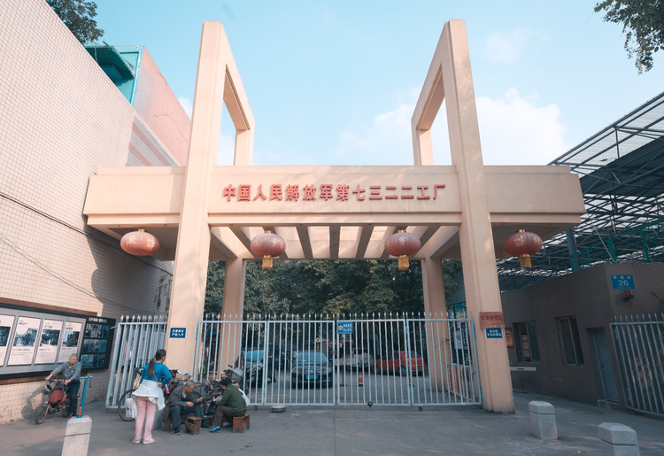 军工厂并不好找,下了地铁还要走很长一段路才能到达这里,初遇老工厂场