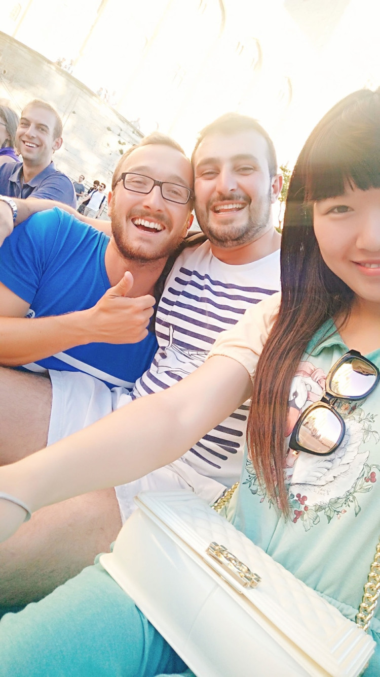 坐在我旁边突然就要求来一张的俩哥们儿哈哈哈,老外还真是随性呢