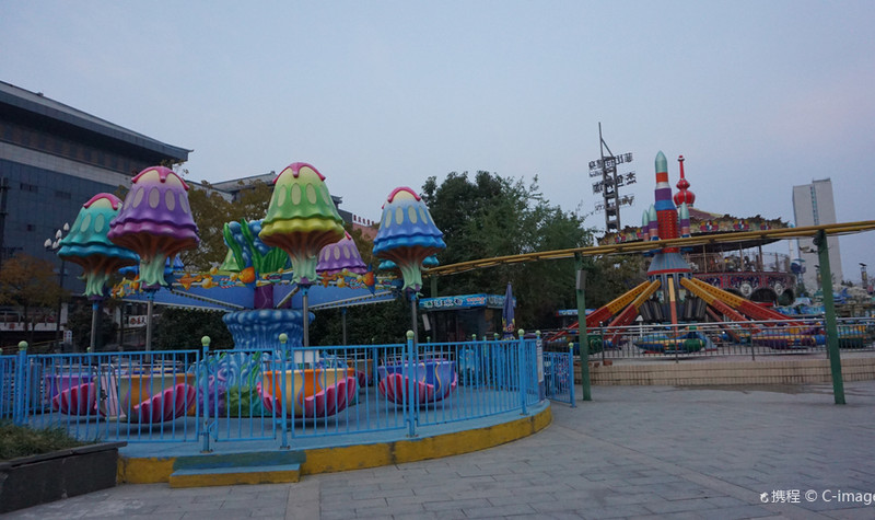万龙游乐园是位于先锋岛的大型游乐场,其中魔域历险城,豪华双层转马