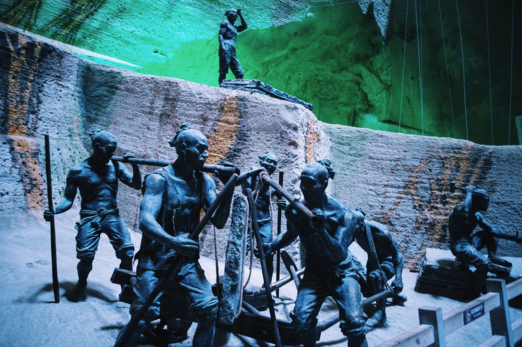 其中一侧有一些人物雕像,展示了古代的采石板技术,长屿采石板技术在