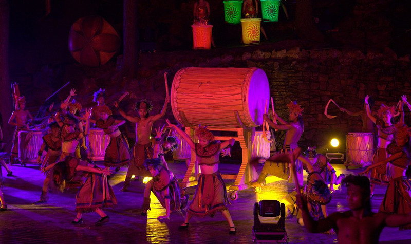 广西省桂林市阳朔县十里画廊图腾古道旁漓水·古越剧场