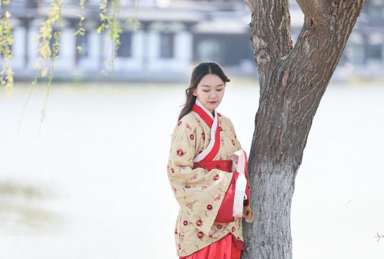 宿迁 着一身古装游园,带你穿越回西楚 身着楚服,衣袂飘逸,风雅一身