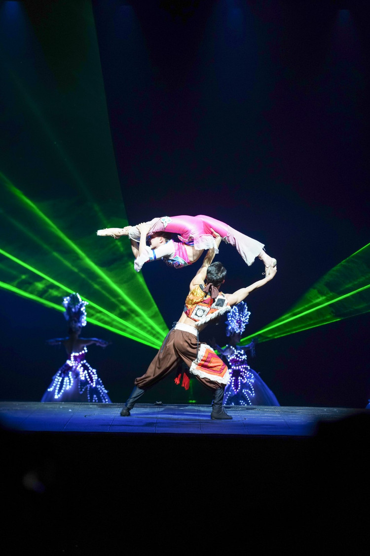 丽江繁花开,张艺谋黄巧灵杨丽萍对台唱戏