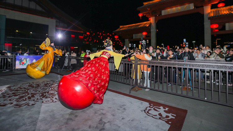 迷失在千年古都的夜色不倒翁:一人带火一座城 大唐不夜城是以大雁塔为