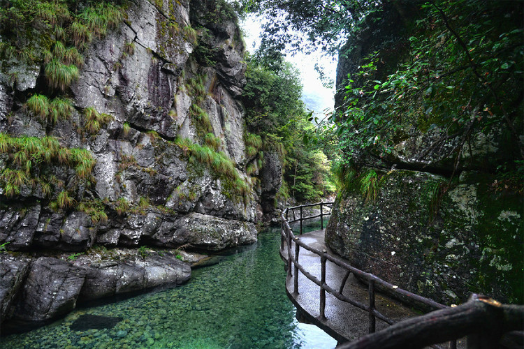 【牯牛降秋季验客】云牵雾绕牯牛降龙门前的拦水坝上,爱旅游的美女在