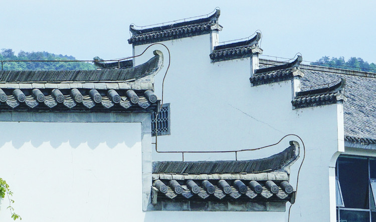 蓝天白云下的徽派马头墙 奇墅仙境中坤国际大酒店