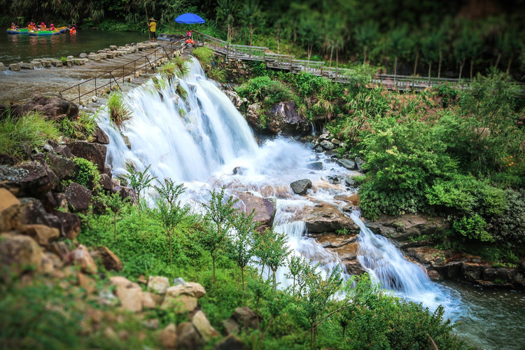 源头五龙山是婺源海拔最高的一座山峰,水流从海拔500米的晓庄水库流出