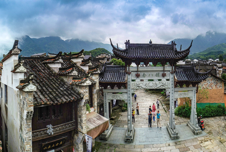 航拍衢州廿八都古镇云雾缭绕似仙境