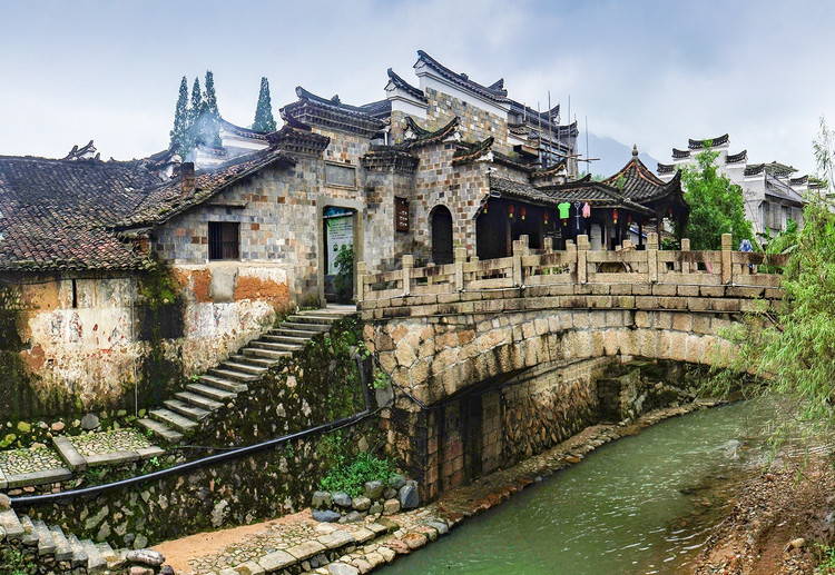 航拍衢州廿八都古镇云雾缭绕似仙境