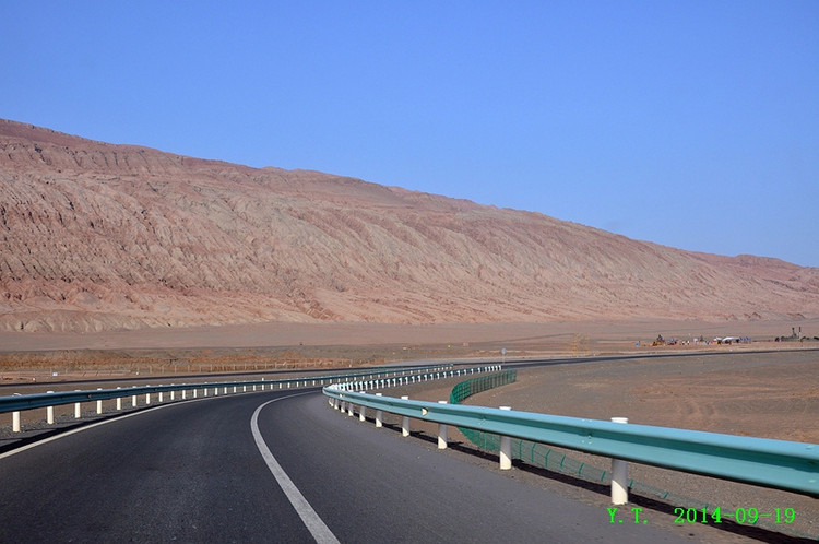 小狮车走新疆 之十七—— 行走在吐鲁番(乌市—吐鲁番—鄯善)  高速上