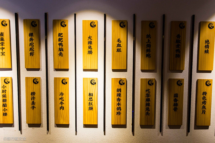 吧台的装饰也蛮复古挂着一些典型有名气菜名牌.