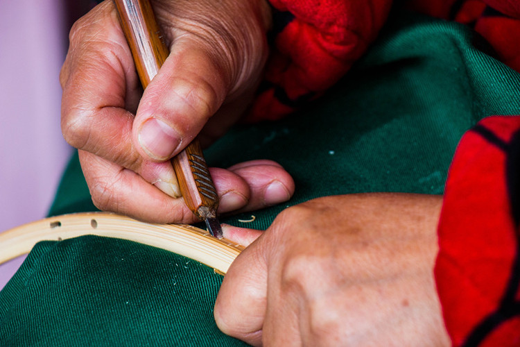 在传统手工艺中感悟生命指路村:巴蜀城里的美丽新乡村 技艺仿佛是刻在