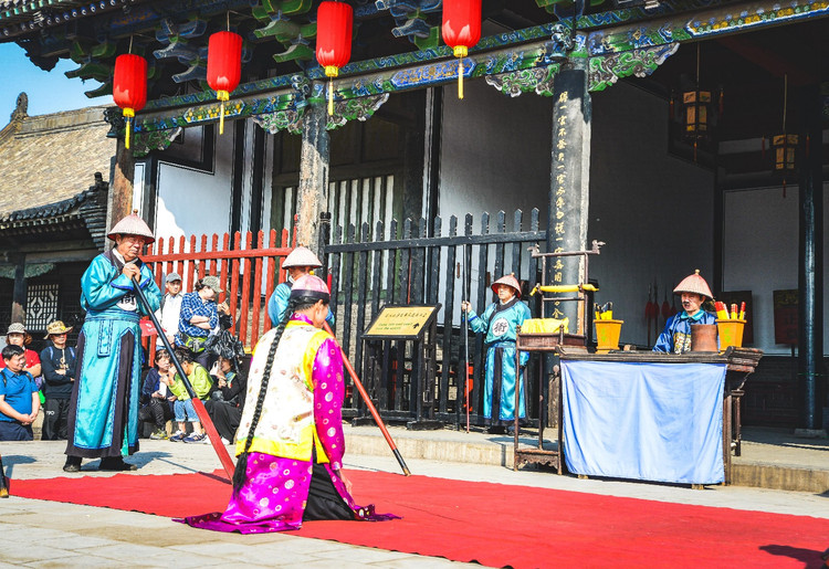 的亲民堂有一个表演台,每天都会有机场县衙审案子的演出,县太爷,衙役