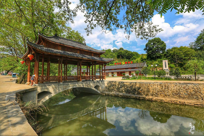 这里有中西合璧的老建筑  莲都  新屋村位于老竹镇北部,距丽水市区约