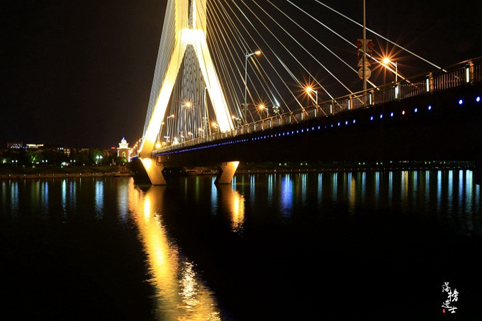 6米,为国家级特大型桥梁,是丽水市区的标志性建筑物之一.  莲都  紫金