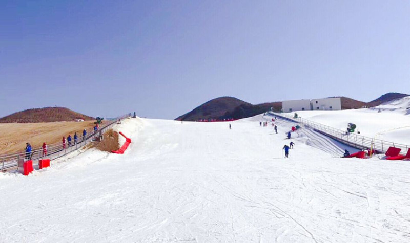 桂林天湖冰雪世界滑雪场