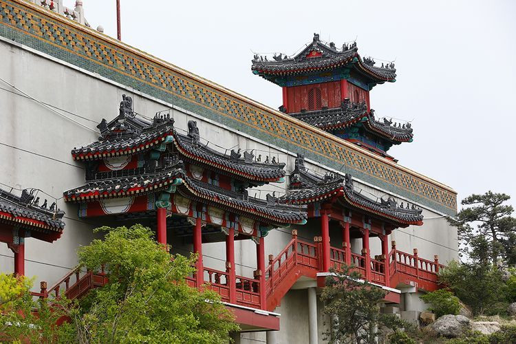 【沂山验客】 五月沂山 槐花飘香玉皇阁是沂山风景区玉皇顶标志性建筑