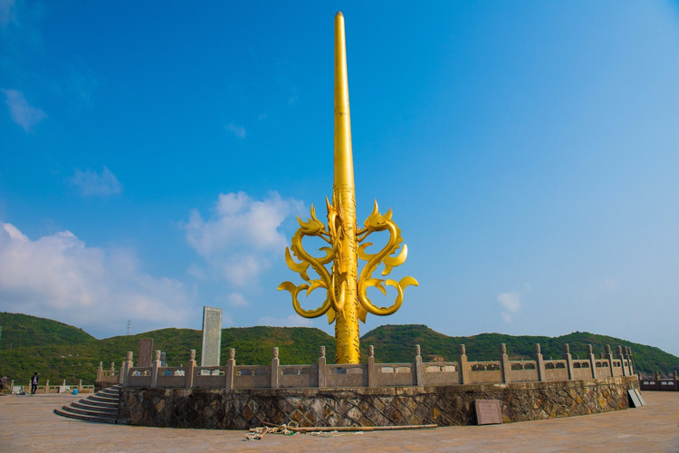 一直往上走,还可以看到西游记里的"定海神针",在阳光的照耀下金光闪闪