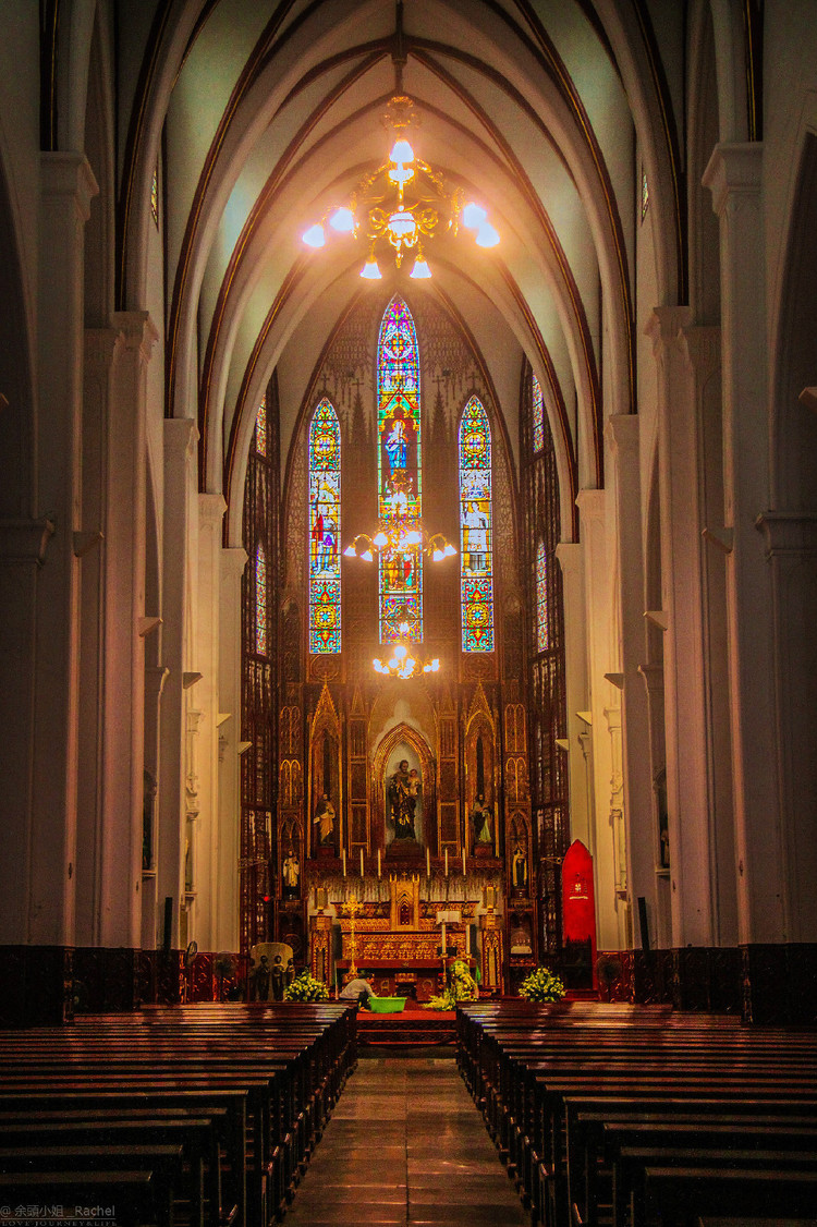 河内大教堂 华丽的吊灯一盏盏的照耀光明. 河内