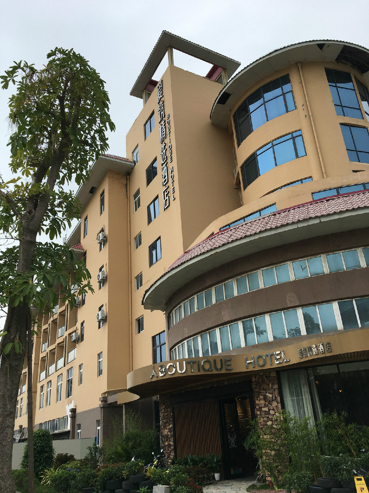 酒店外观---独栋楼房,立于海沧大桥底下,周遭不带嘈杂与拥挤