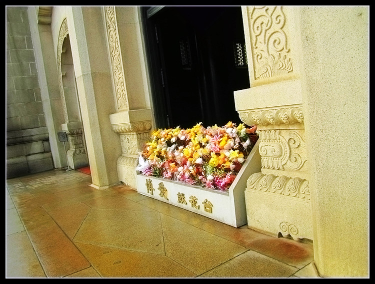 中山 陵  门前的经幢与松柏  中山 陵  祭堂为中山陵主体建筑,融中西