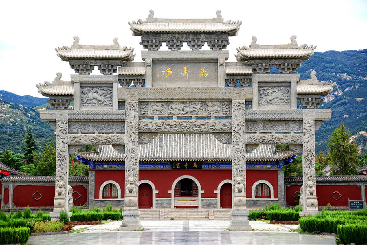 临沂 孔子小鲁处 峻美龟蒙山信步走进旁边的"万寿宫",这里是一座道观