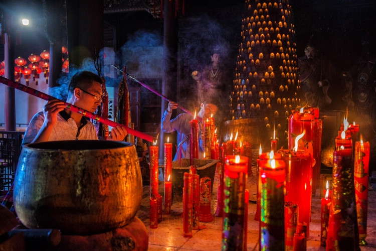 高考在即,家长纷纷凌晨爬葛仙山烧香祈福
