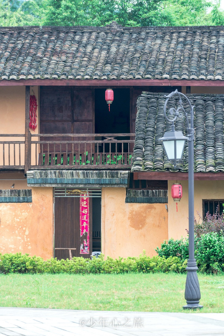 未料见到雅溪之时,内心还是有几分波动,除了小清新式的古风建筑风格