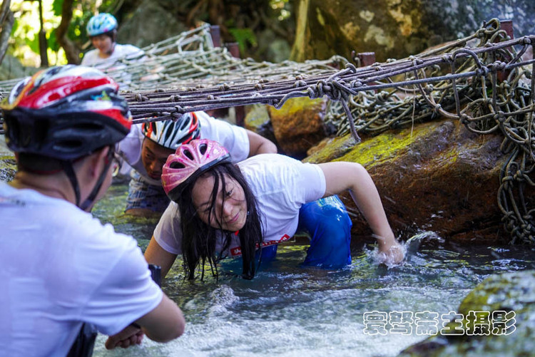 呀诺达惊险刺激的"踏瀑戏水",不湿身你就算是白来了