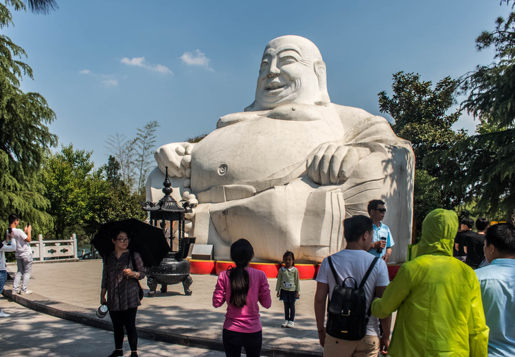 一锁蛟龙湖色净,倍还春绿伟业新:游万佛湖